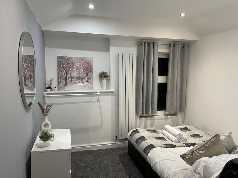 Holiday home New Modern 5 Bedroom House - Centre - Parking *